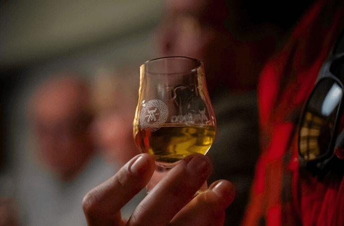 ARDBEG SMOKIVERSE WHISKY SINGLE MALT SZKOCJA 0,7L + OPAKOWANIE DYMNA OPOWIEŚĆ Z ODNALEGŁEJ GALAKTYKI